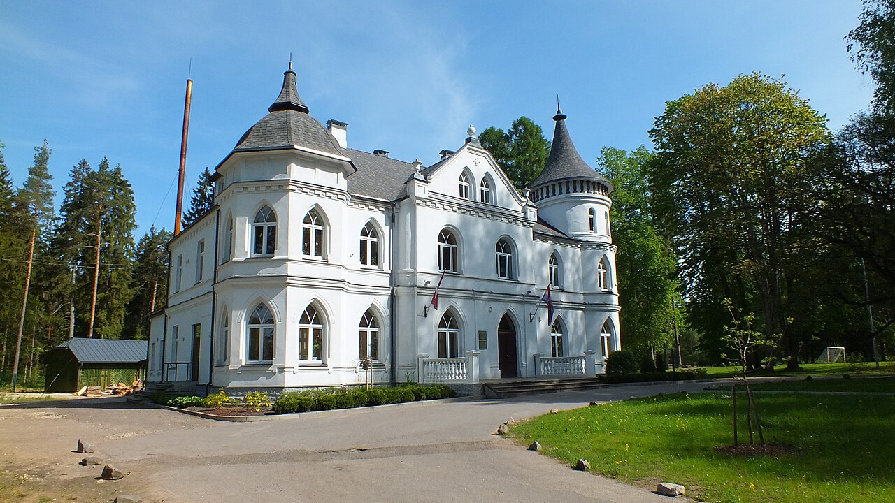 Baldones Baltā pils vasarā