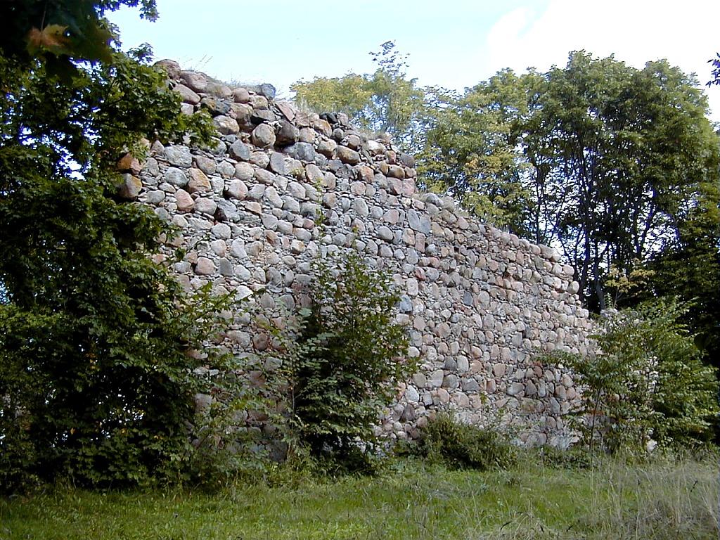 Durbes ordeņa pils drupu mūris