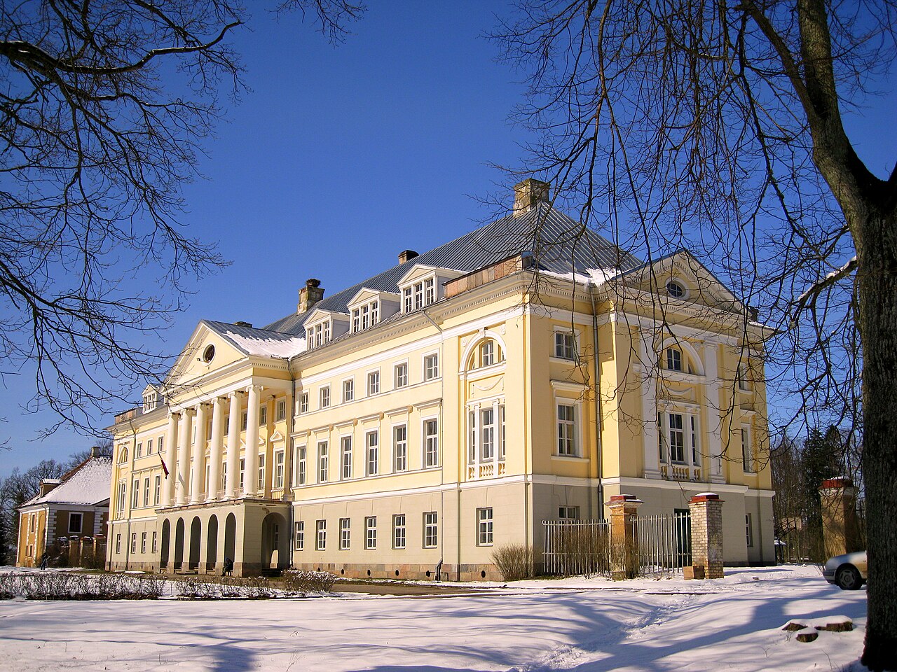 Kazdangas pils ziemā