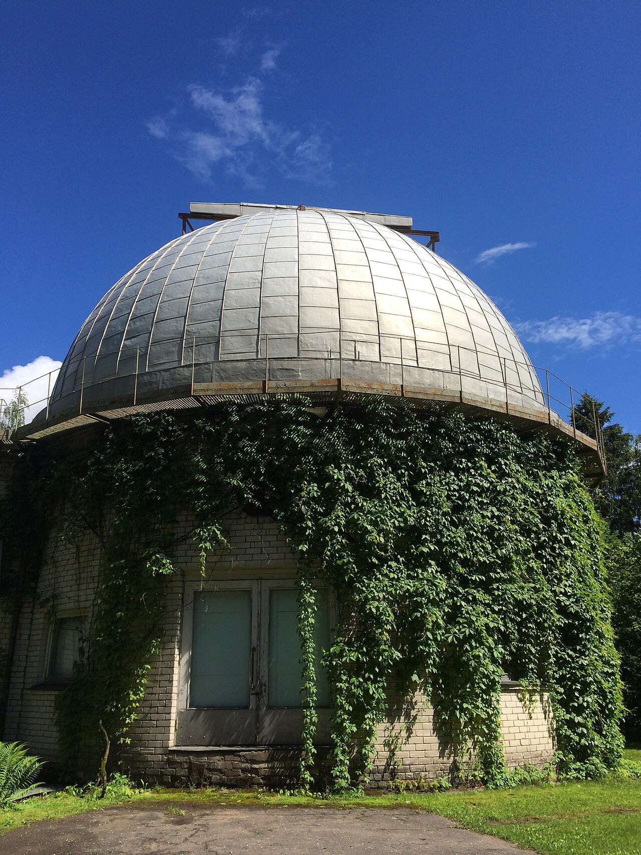 Baldones observatorijas kupols ar vīnstīgām