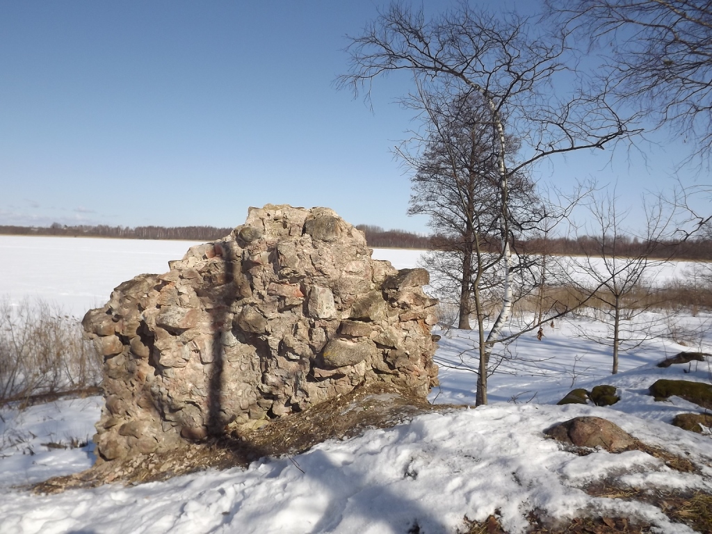 Marienhauzenas pils drupu fragments Viļakas ezera krastā